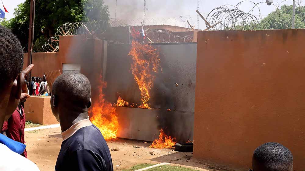 Die französische Botschaft in Nigers Hauptstadt Niamey setzten die Putschisten in Brand