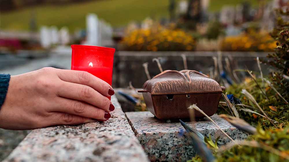 Viele Menschen besuchen gerade im November die Friedhöfe