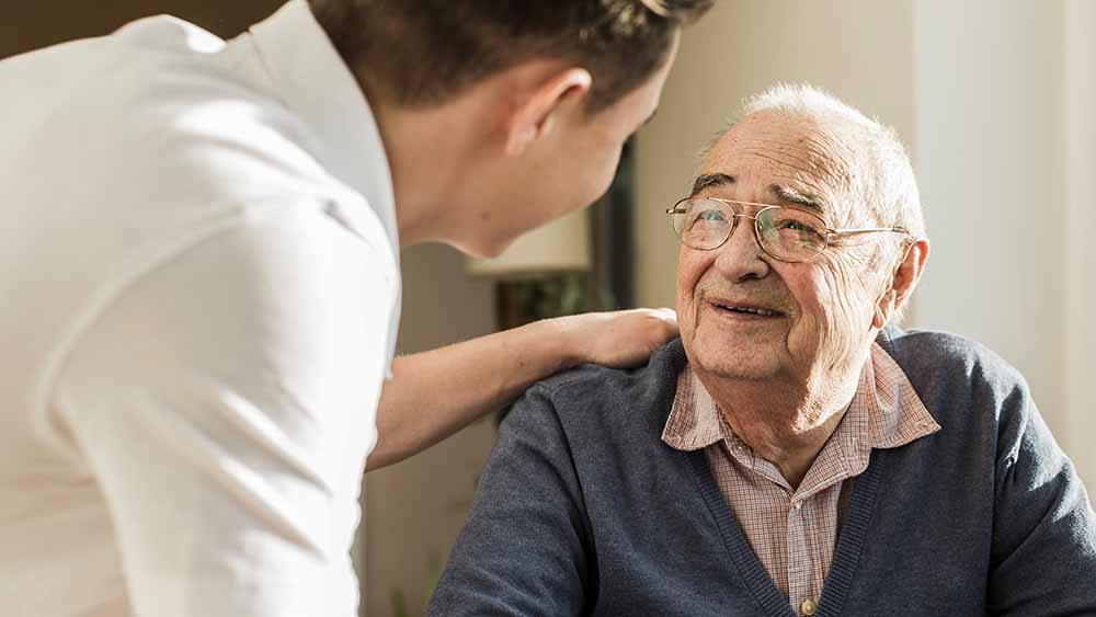 Pflegekräfte kommen oft trotz Krankheit zur Arbeit