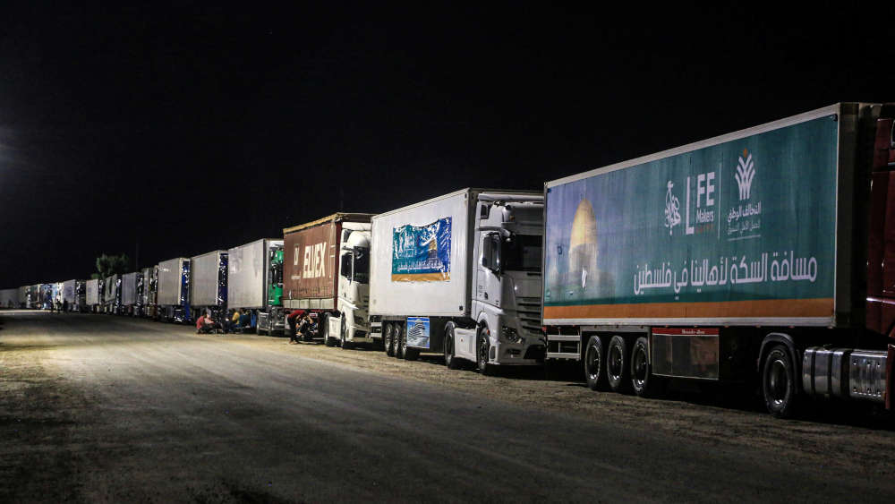 Auf der ägyptischen Seite der Grenze bei Rafah stauen sich LKW mit Hilfslieferungen
