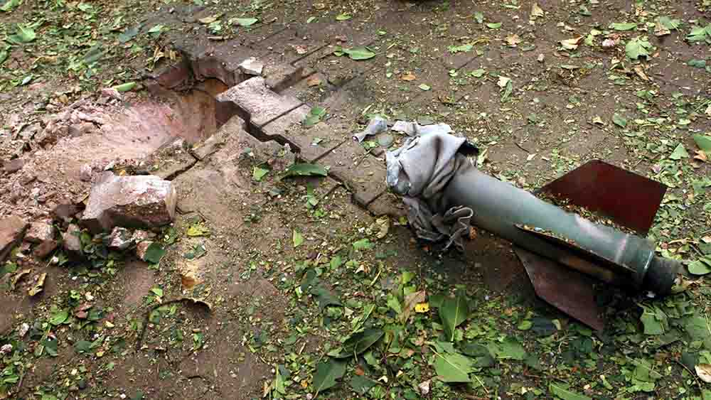 Im israelischen Ashkelon liegen die Reste einer Rakete, die Terroristen aus dem Gazastreifen abgefeuert haben