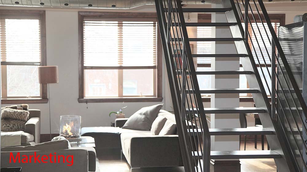 Kleine Wohnung mit Sofa und einer Treppe