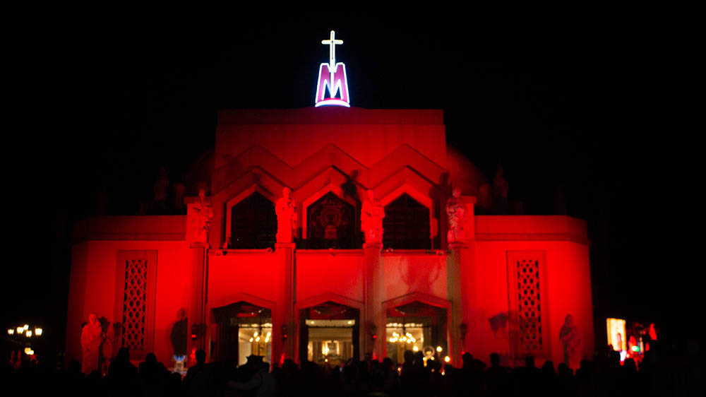 Auch diese Kirche auf den Philippinen leuchtete im vergangenen Jahr rot