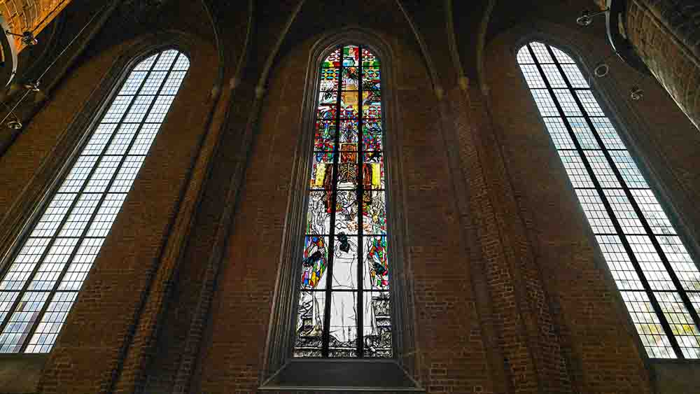 Und so sieht es aus: Das Reformationsfenster der Marktkirche ist jetzt für alle sichtbar (Archivbild von Oktober 2023)
