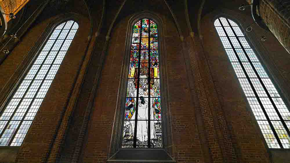 Hohes Kirchenfenster mit einem bunten Muster