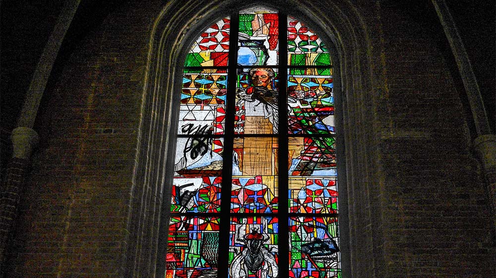 In der evangelischen Marktkirche in Hannover sind die Arbeiten für den Einbau des mehr als 13 Meter hohen Reformationsfensters vollständig abgeschlossen