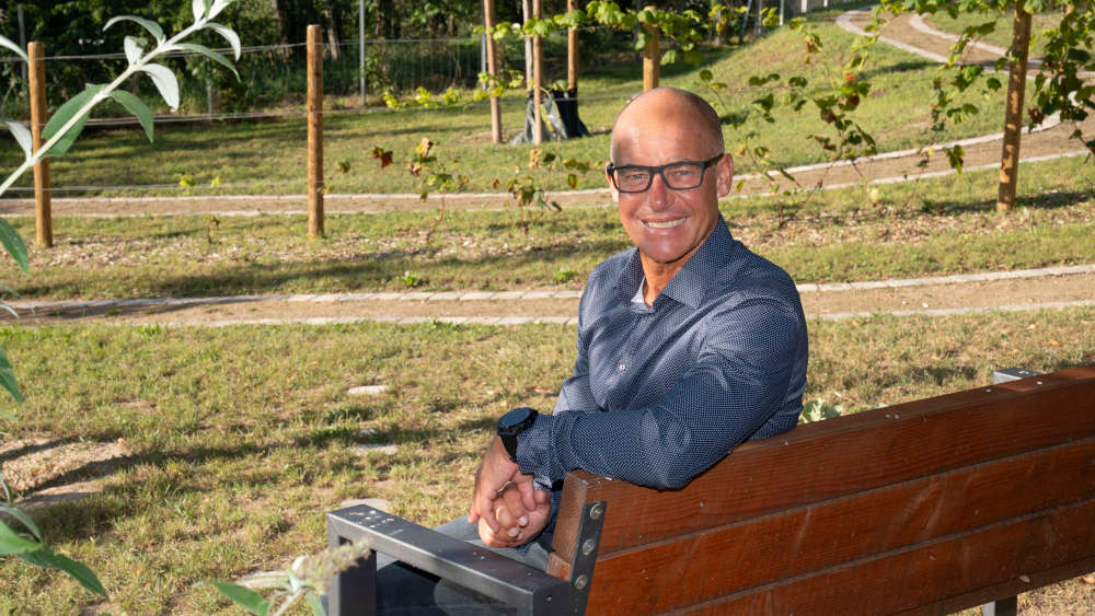 Der Ortsbürgermeister von Nackenheim, Rene Adler, vor dem Friedwingert in Nackenheim