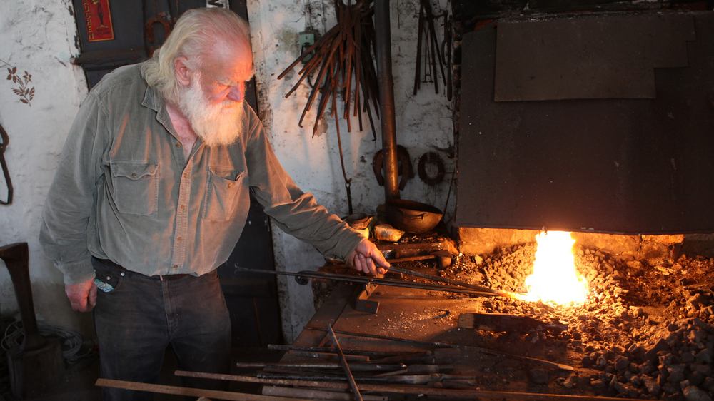 Hans-Volker Mixsa in der Schmiede in Rothenklempenow während einer Gemeinderüstzeit