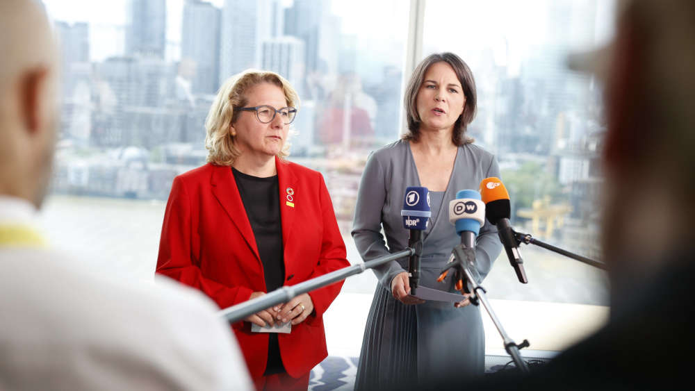 Entwicklungsministerin Svenja Schulze (links) und Außenministerin Annalena Baerbock stellen sämtliche Palästinenser-Hilfen auf den Prüfstand