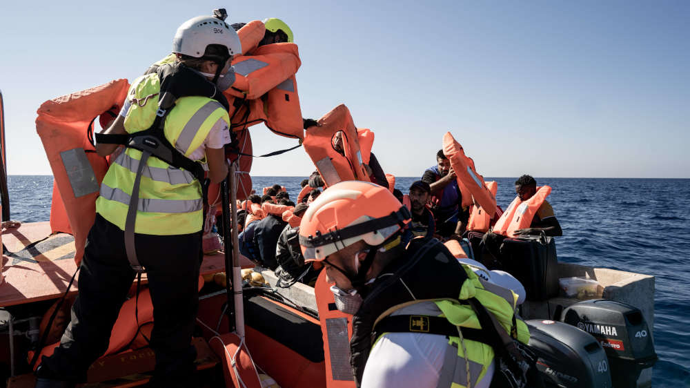 Seenotretter der Ocean Viking bei der Rettung schiffbrüchiger Migranten (Archiv)