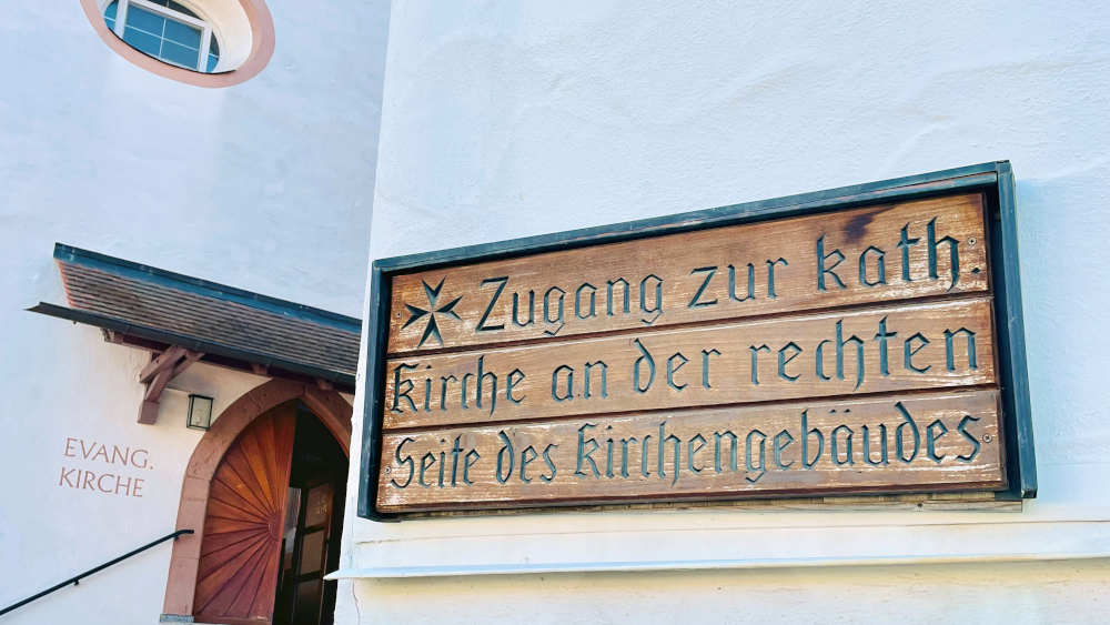Ordnung muss sein: Protestanten nutzen in der Rohrdorfer Kirche den Haupteingang, Katholiken den an der Seite des Gebäudes