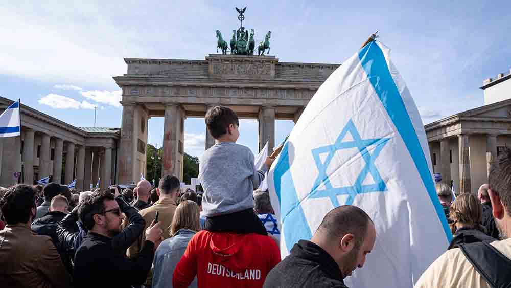 Solidaritätsbekundungen wie hier am Brandenburger Tor in Berlin hält Ursula Rudnick für wichtig