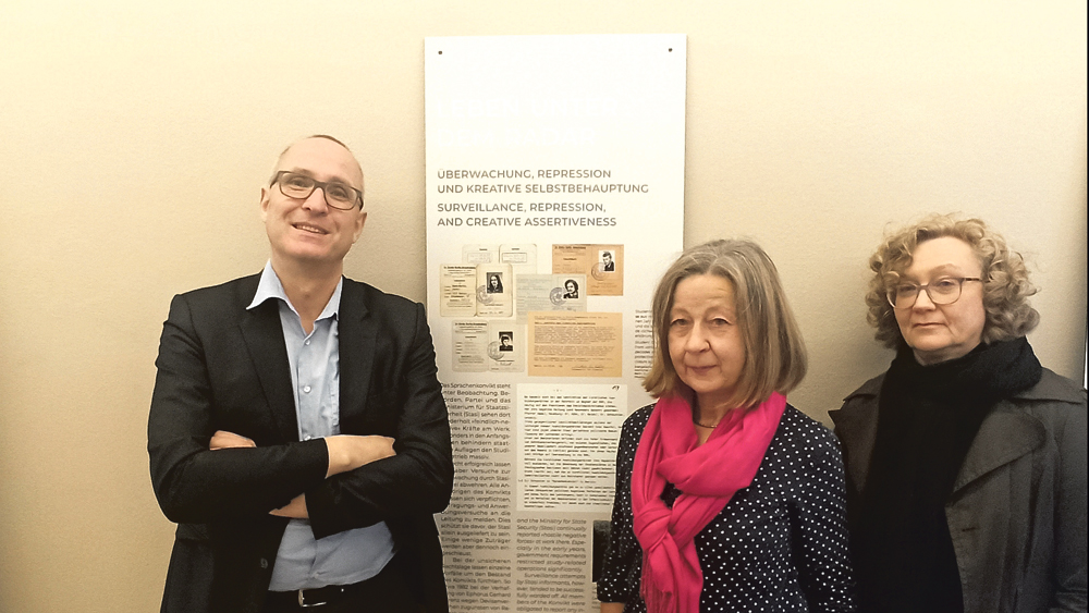 Volker Jastrembski, Martina Voigt und Gabriele Dekara (v.l.nr.) vor Ausstellungsbild