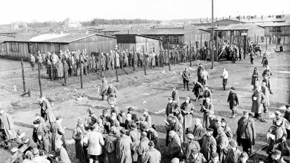 Befreite Gefangene des Stalag 326 nach dem Eintreffen amerikanischer Panzereinheiten (April 1945)