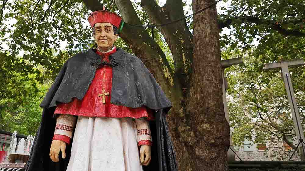 Kardinal im Ornat als Statue