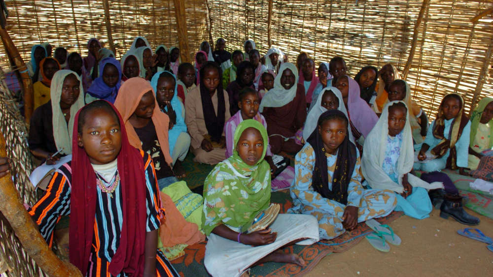 Schülerinnen einer Mädchenschule in Süd-Darfur (Archivbild)
