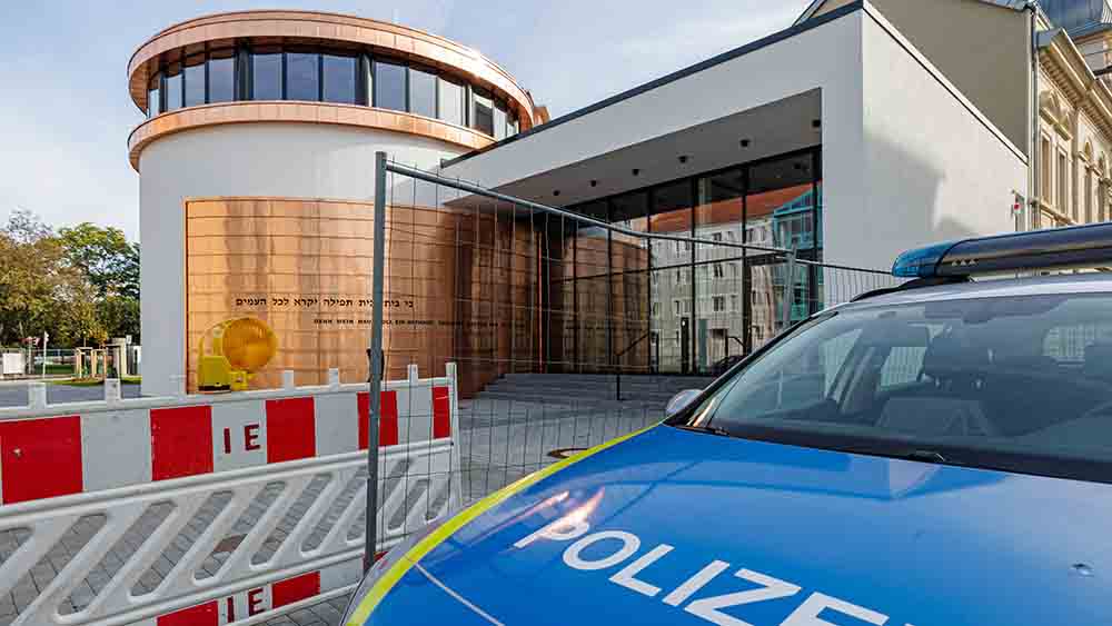 Traurige Realität: Die Polizei bewacht die Synagoge in Dessau
