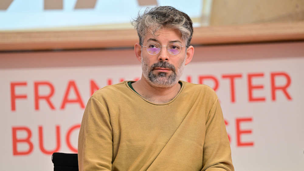 Der israelische Autor Tomer Dotan - Dreyfus bei einer Diskussionsrunde mit israelischen Autoren zum Nahostkrieg waehrend der Frankfurter Buchmesse