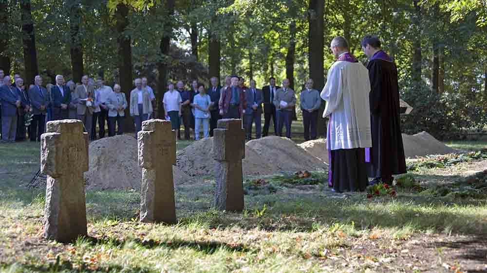 Bei ökumenischen Gottesdiensten werden die sterblichen Überreste umgebettet wie hier auf dem Soldatenfriedhof in Spremberg (Brandenburg)