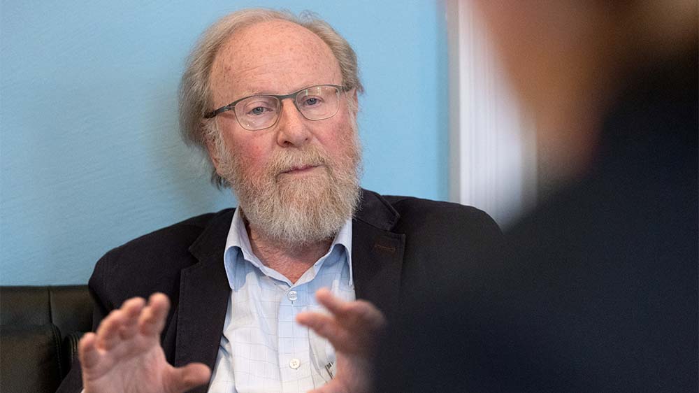 Der SPD Politiker Wolfgang Thierse in seinem Büro in Berlin