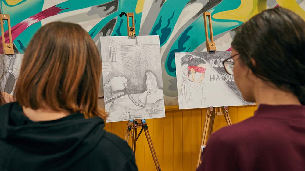 Laut einer Studie von Plan International Deutschland droht 100 Millionen Mädchen eine Zwangsheirat (Archivbild von einer Ausstellung Zwangsheirat in muslimischen Millieus in Deutschland)