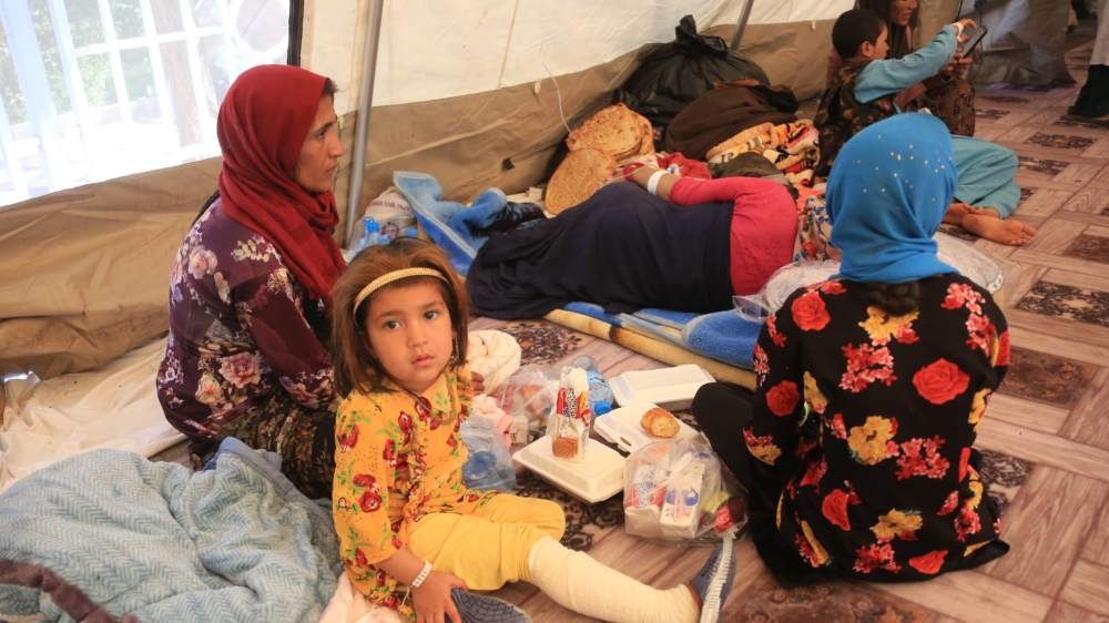 Überlebende des Erdbebens sitzen in einem Krankenhaus in der Provinz Herat, West-Afghanistan