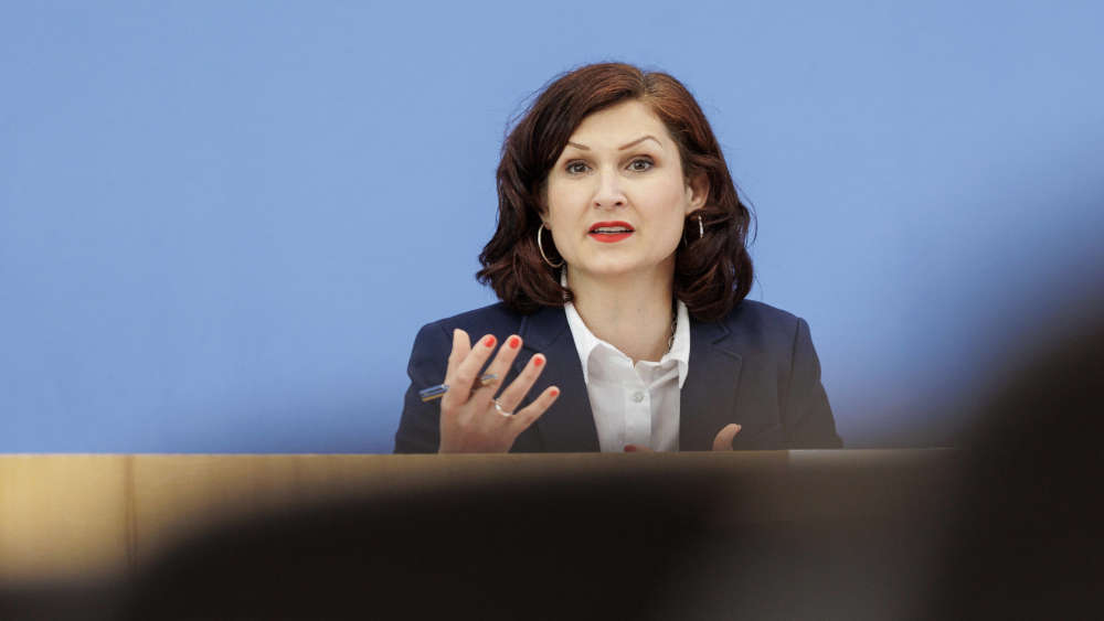 Ferda Ataman, Bundesbeauftragte für Antidiskriminierung, zeigt sich über israelfeindliche Tendenzen an Schulen besorgt