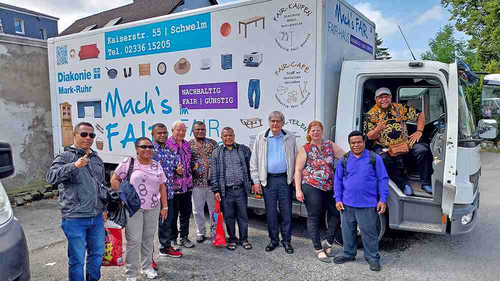 Eine Delegation der Evangelisch-Christlichen Kirche aus der indonesischen Provinz Papua besuchte unter anderem das FAIR-Haus der Diakonie Mark-Ruhr unter der Leitung von Stefanie Krah-von Reth (3.v.r.) in Schwelm