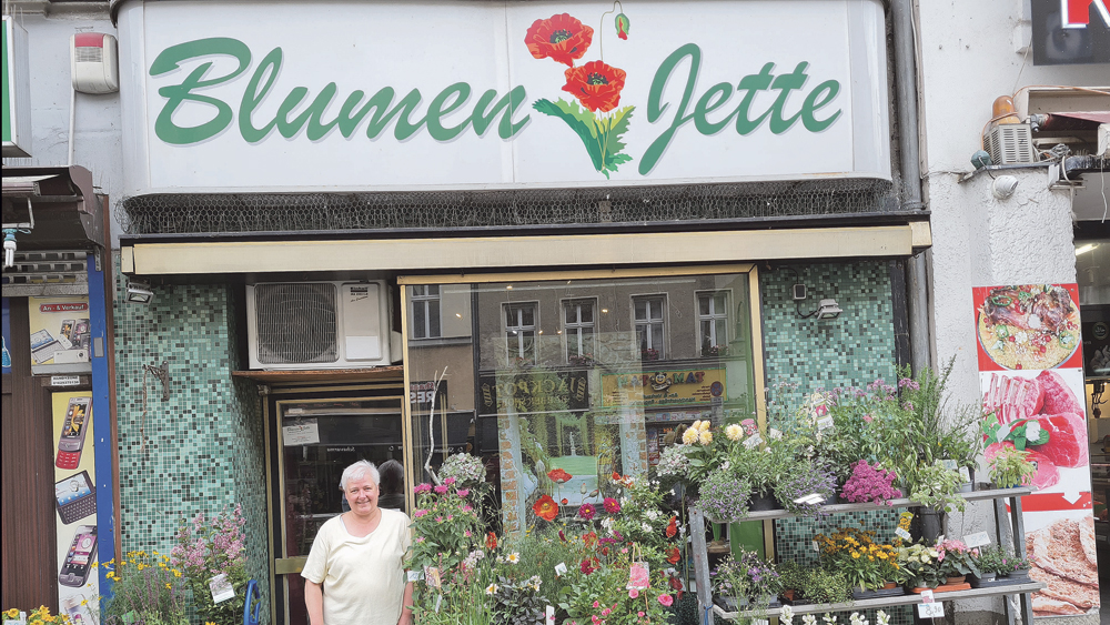 Angelika Horn vor ihrem Laden "Blumen-Jette" in der Karl-Marx-Straße in Berlin-Neukölln