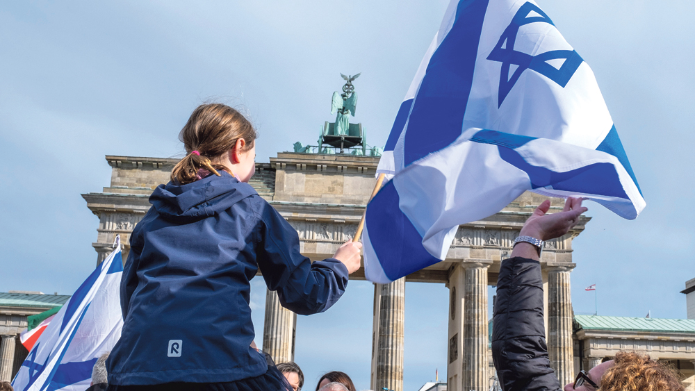 Vor dem Brandenburger Tor bekunden Menschen ihre Solidarität mit Israel