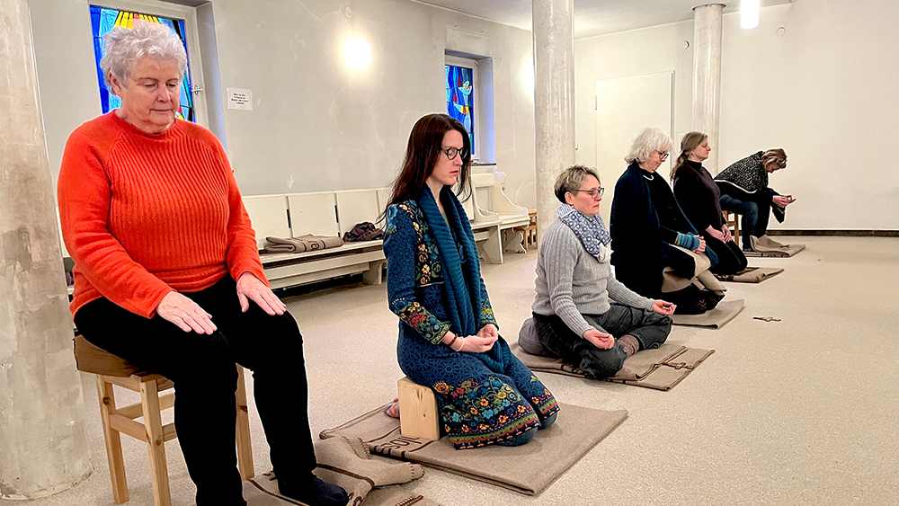 Leonie Büchele (links) beim Meditieren mit ihrer Gruppe auf dem Schwanberg