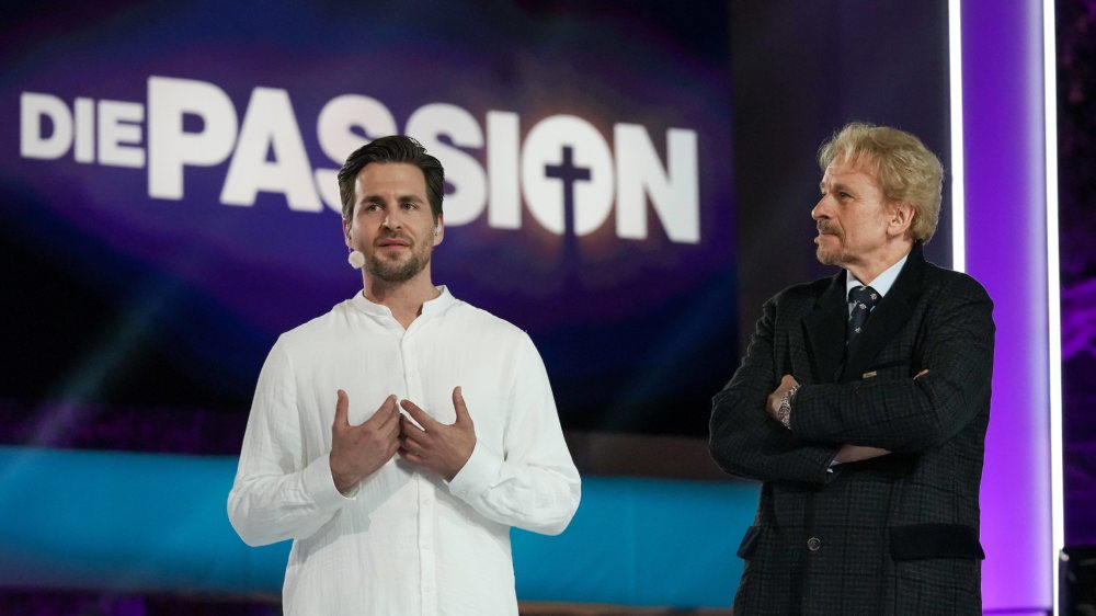 Moderator Thomas Gottschalk neben Jesus-Darsteller Alexander Klaws (li.) während der Live-Sendung von „Die Passion“