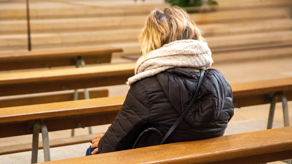 Ein gar nicht so unrealistisches Bild: Weitgehend leere Kirchenbänke, weil mehr und mehr Menschen der Kirche den Rücken kehren