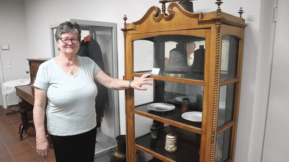 Monika Hönigschmid (70) sichtet für die Ausstellung „Transferraum Heimat“ in der Energiefabrik Knappenrode Hausrat und Dokumente