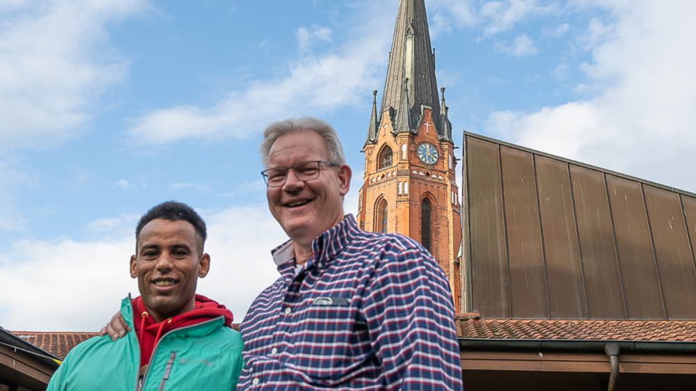 Abraham Simon und Pastor Markus Kalmbach im Garten des evangelischen Gemeindehauses in Winsen an der Luhe