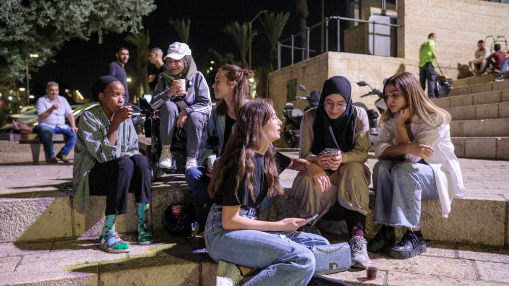 Teenager auf den Treppen am Damaskustor in Ost-Jerusalem 