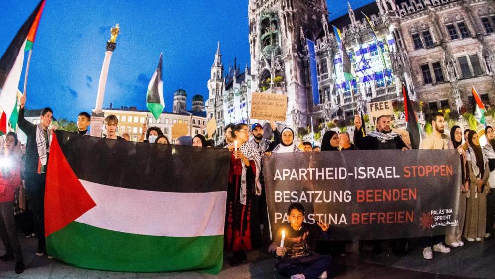 Pro-palästinensische Demonstrierende auf dem Münchener Rathausplatz nach dem Angriff der Hamas