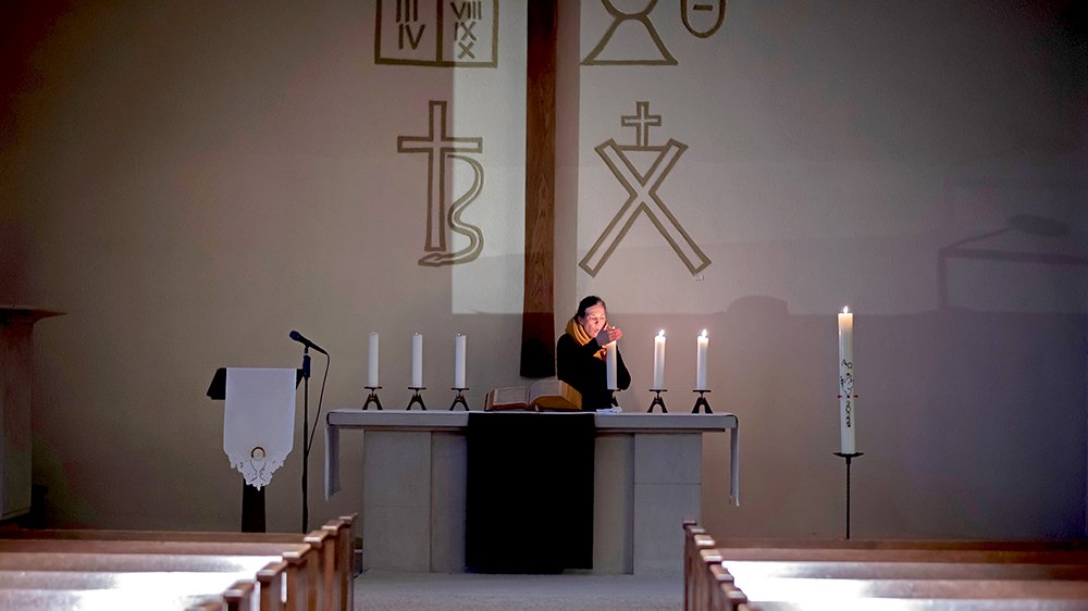 Die Letzte bläst die Kerze aus? Der Theologe Albrecht Grözinger rät angesichts der sinkenden Bedeutung der Volkskirche zu reformatorischer Gelassenheit