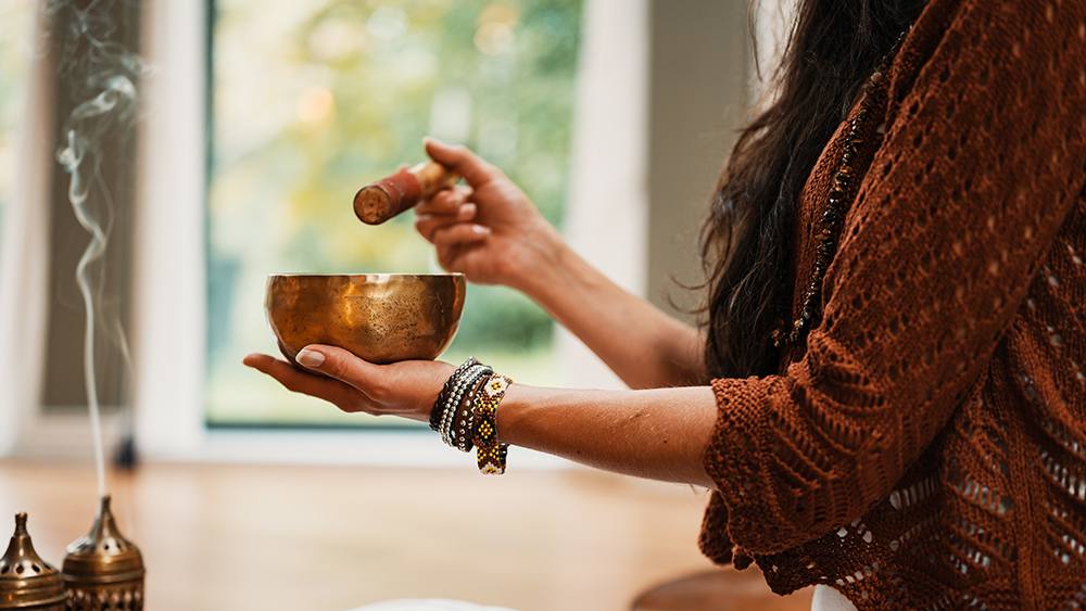 Neben dem Gong gehört oft auch eine Klangschale zur Meditation