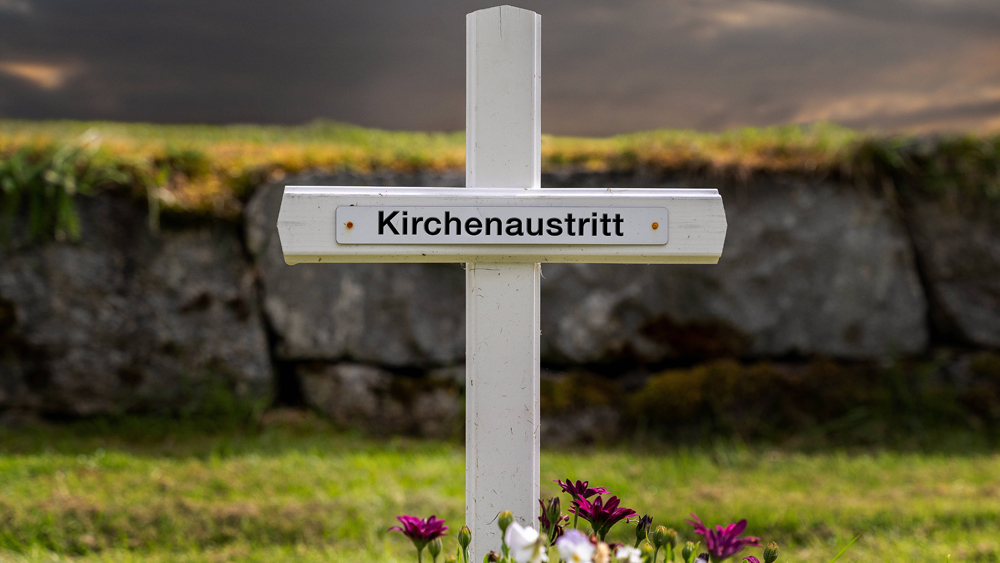Kreuz mit Schriftzug "Kirchenaustritt"