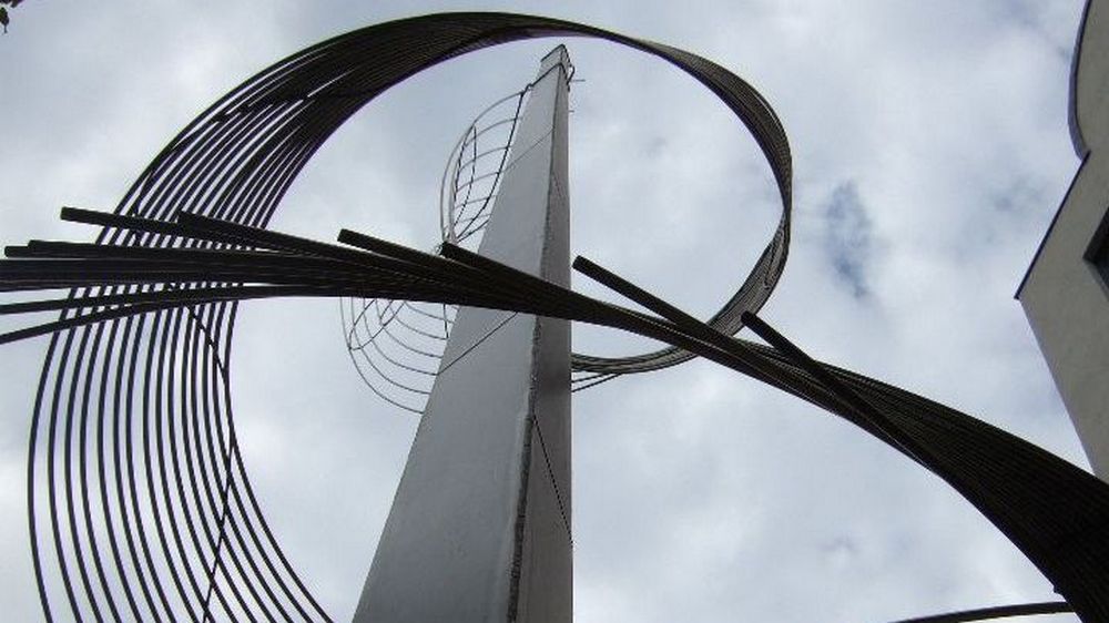 Fast schwebend, und doch aus schwerem Metall: eine von Mixsas Skulpturen in Bonn.