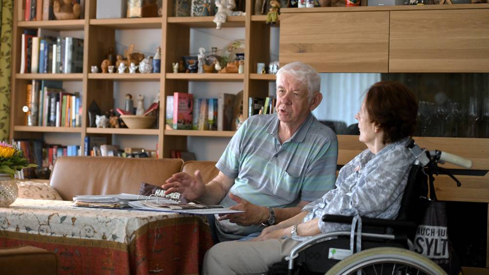 Ein zweites Leben – Herbst mit seiner Frau Dagmar in ihrem Wohnzimmer in Hannover