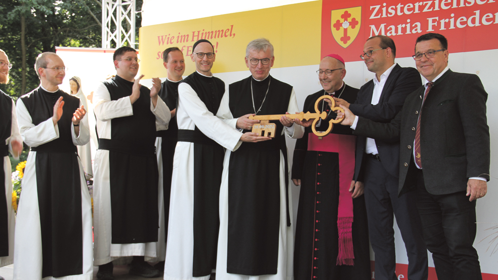 Symbolische Schlüsselübergabe für Neubau Zisterzienserkloster. Pater Kilian, Abt Maximilian, Bischof Ipolt v.l.nr.in der Mitte
