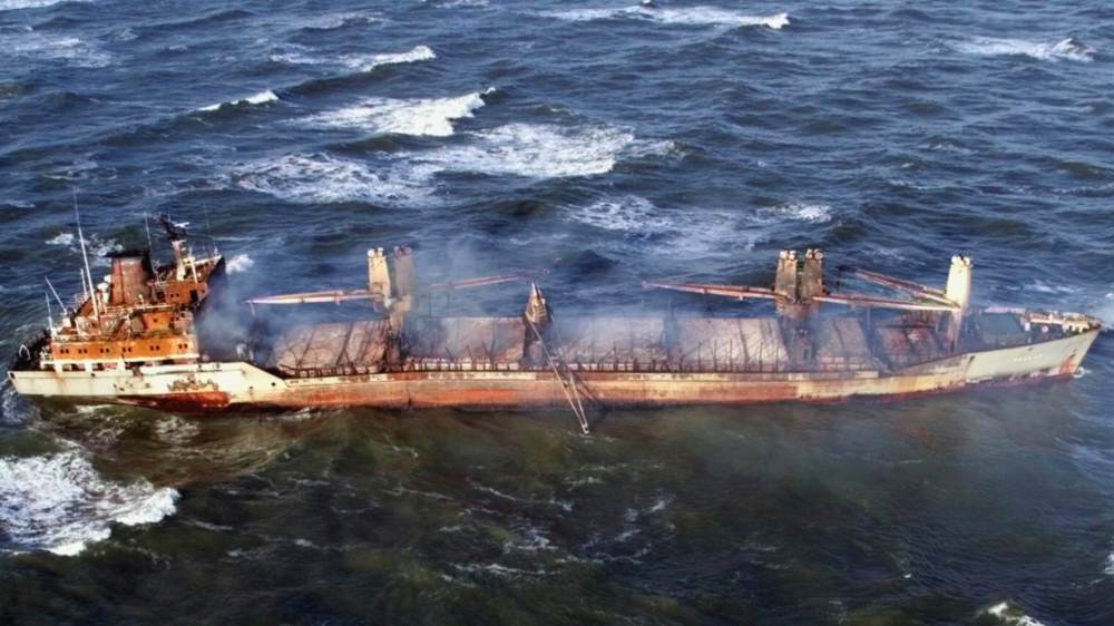 Das Wrack des ausgebrannten Frachtschiffes Pallas treibt vor der Insel Amrum (1998)