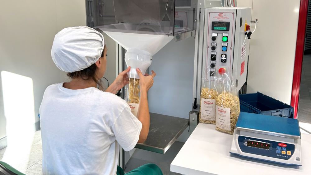 Eine eingesperrte Jugendliche bei der Arbeit für Mochis "Pastificio Futuro"