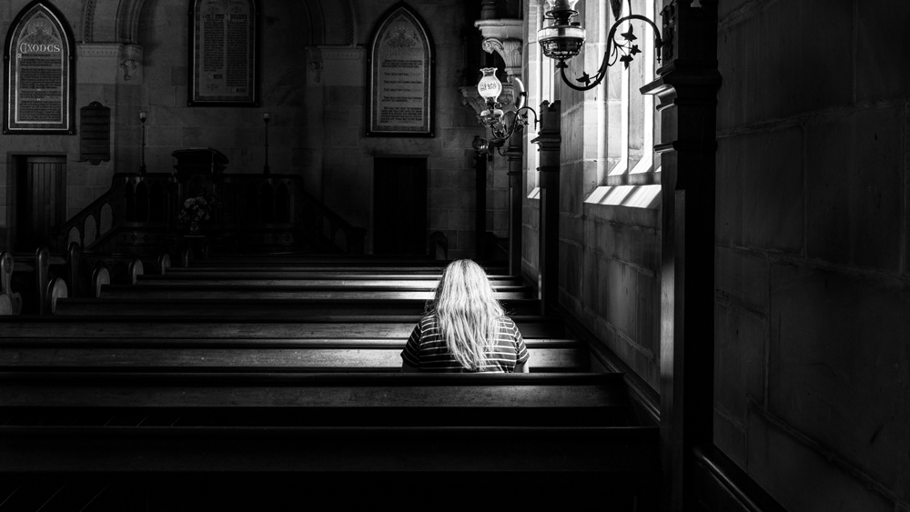 Frau alleine in Kirchenbank