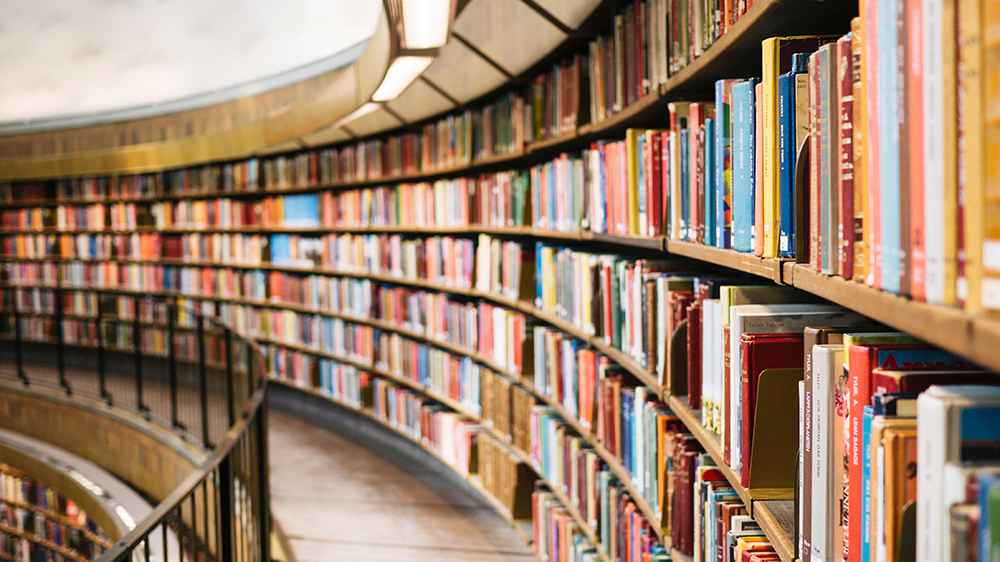 Die Stadsbibliothek in Stockholm lädt auf mehreren Etagen zum Stöbern und Schmöckern ein