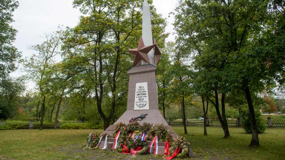 Obelisk auf dem Ehrenfriedhof nahe des Kriegsgefangenlagers Stalag326