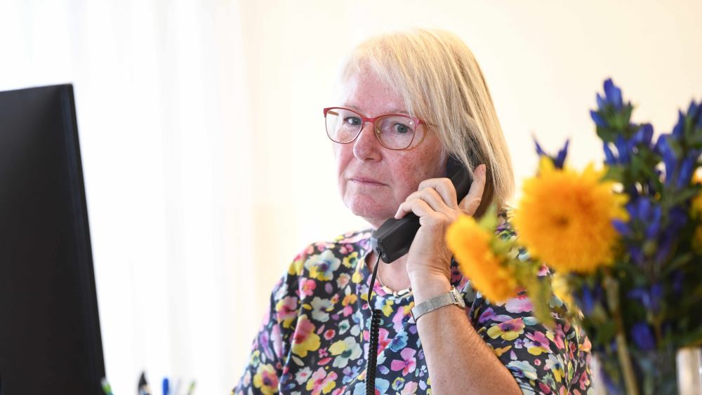 Eine Mitarbeiterin der Telefonseelsorge Niederrhein hört zu 