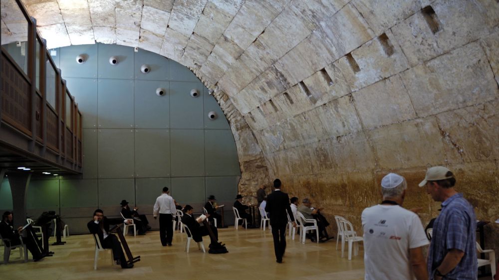 Zugang für Frauen verboten – Ein Studienraum im Tunnel an der Klagemauer